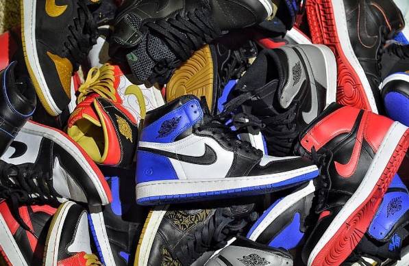 aj1现在哪双鞋值得入手,aj1两双不同配色一脚穿一只