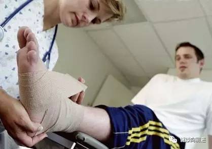 健康之路脚扭伤了怎么办,健康之路崴脚的治疗视频