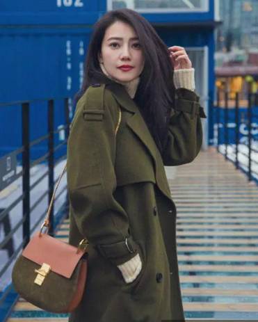 焦糖色大衣搭配什么包包好看,奢品包包如何穿搭