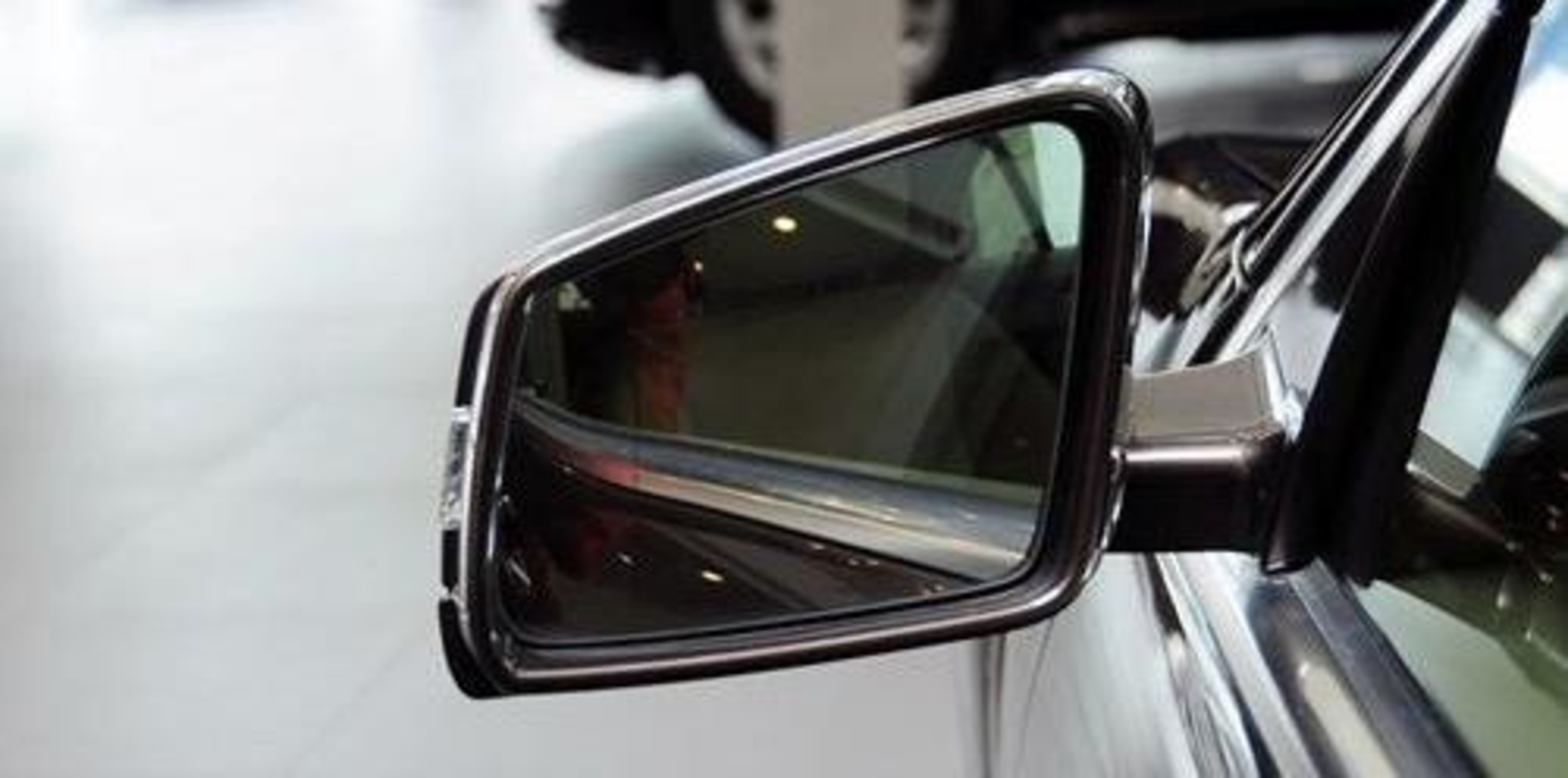 强光手电对付后车远光灯,小圆镜贴车尾对付远光狗效果如何