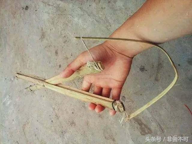 农村大叔用这个土方法，一晚上抓好几十斤黄鳝