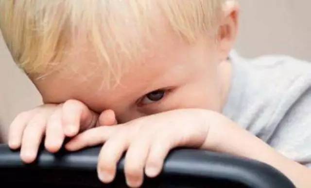 宝宝的手到处摸有什么危害,宝宝老是摸自己的头是什么原因