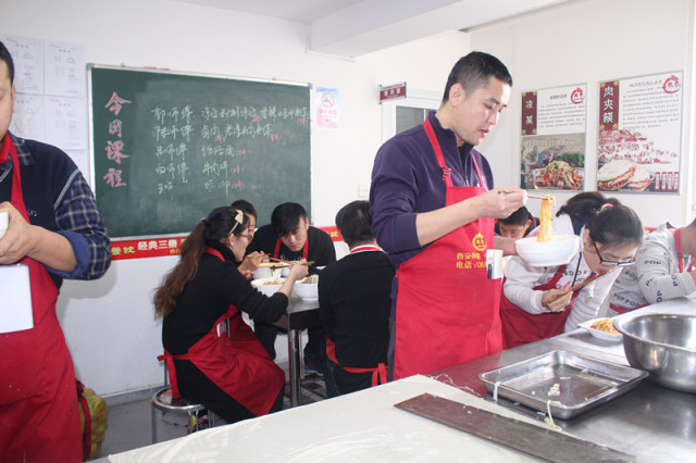 西安面皮的做法大全,汉中米皮做法小吃培训