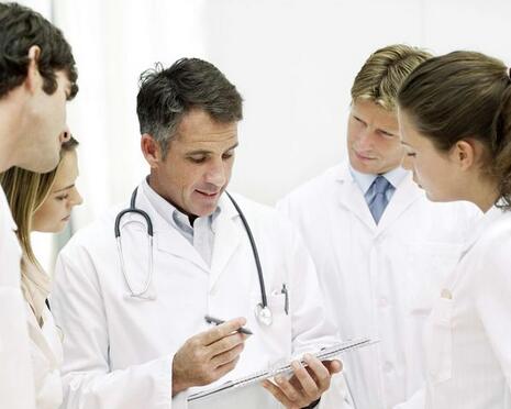 白癜风和白化病哪个更严重,白癜风跟白化病的区别哪个严重