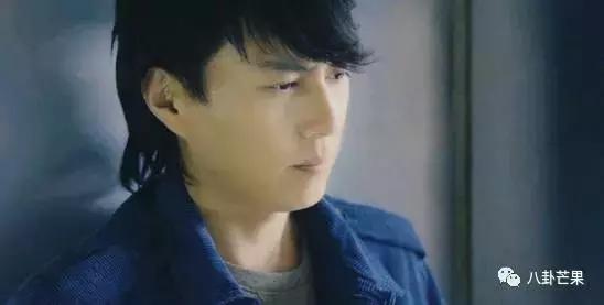 要被靳东的角色蒙蔽了双眼，他本人只有四岁，不能再多！