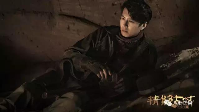 要被靳东的角色蒙蔽了双眼，他本人只有四岁，不能再多！