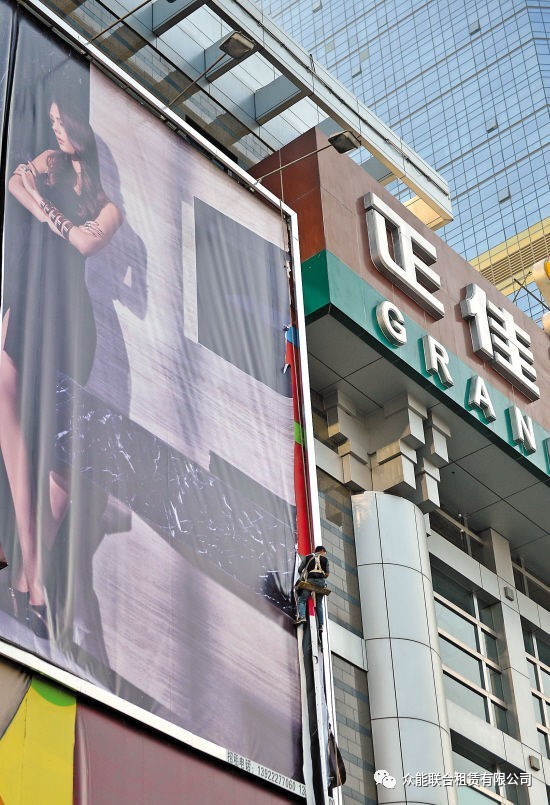 这些广告牌安装方式惊吓指数爆表！