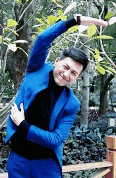 要被靳东的角色蒙蔽了双眼，他本人只有四岁，不能再多！