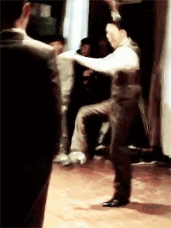 要被靳东的角色蒙蔽了双眼，他本人只有四岁，不能再多！