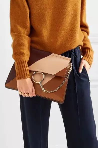 焦糖色大衣搭配什么包包好看,奢品包包如何穿搭