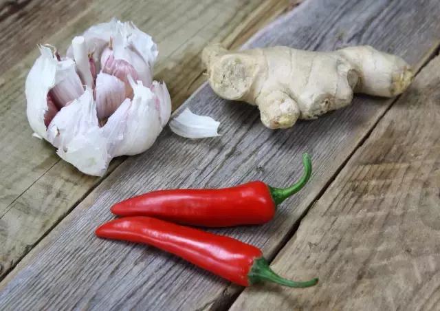 晚上吃姜赛砒霜有中医记载吗,下午吃姜赛砒霜是真的吗