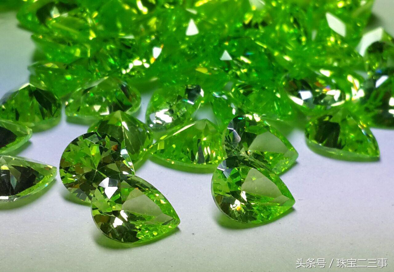 能够一眼看出锆石和钻石的区别吗,天然锆石和莫桑钻哪个更像钻石