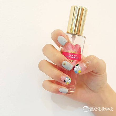 手白的人适合的美甲图片欣赏,手白又好看的女生