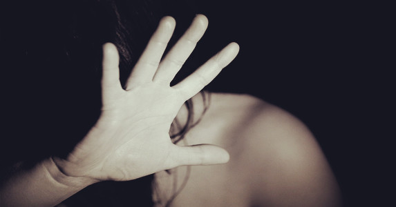 午夜回家我救了被家暴的女人，不长她身上可怖伤口竟离奇消失