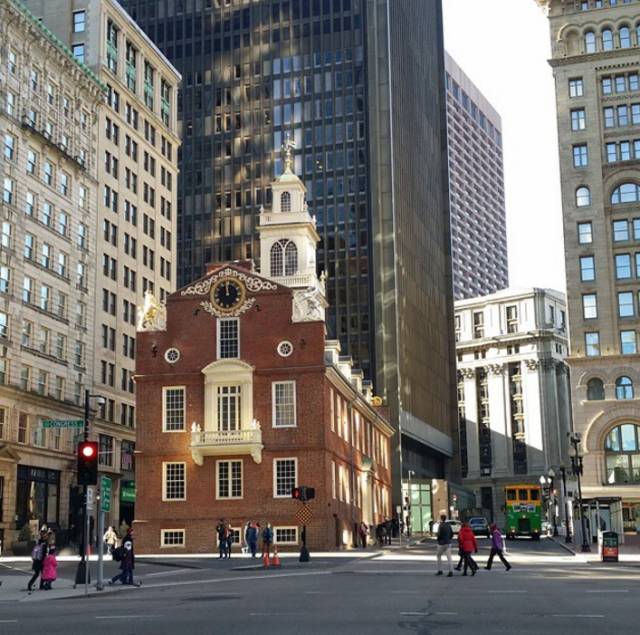 她在美国买真包、退假包，赚足百万美金，终于被警察抓住了