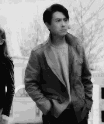 要被靳东的角色蒙蔽了双眼，他本人只有四岁，不能再多！