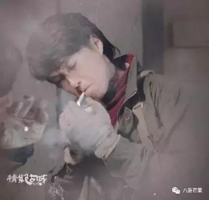 要被靳东的角色蒙蔽了双眼，他本人只有四岁，不能再多！