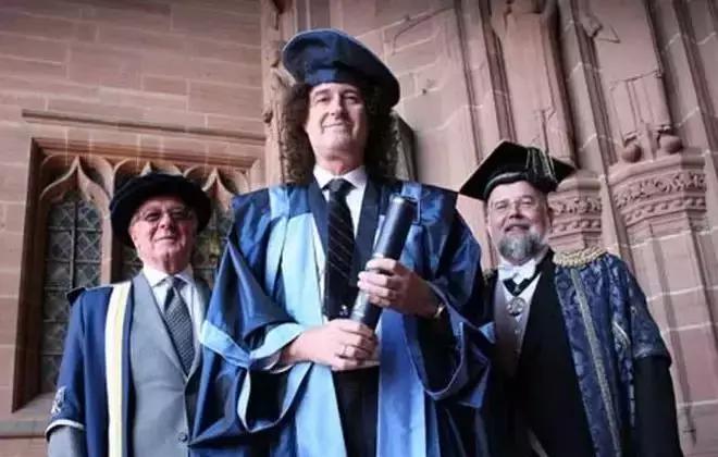 全世界都听过他的歌，但你肯定不知道他是天体物理学家和大学校长