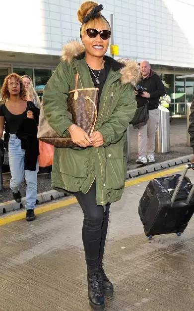 焦糖色大衣搭配什么包包好看,奢品包包如何穿搭