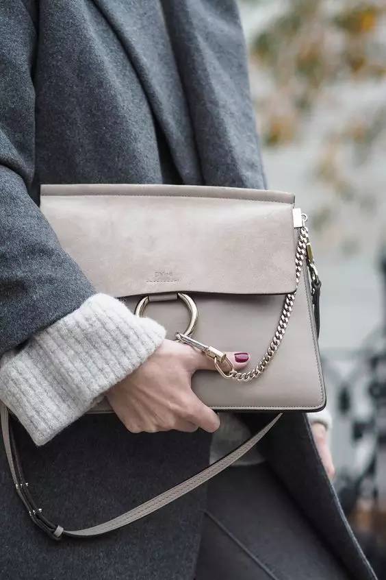 焦糖色大衣搭配什么包包好看,奢品包包如何穿搭