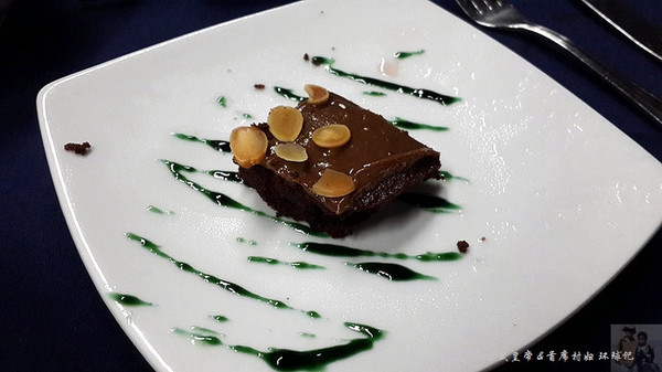 泡温泉享受的过程,泡完温泉吃自助餐