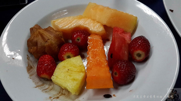 泡温泉享受的过程,泡完温泉吃自助餐