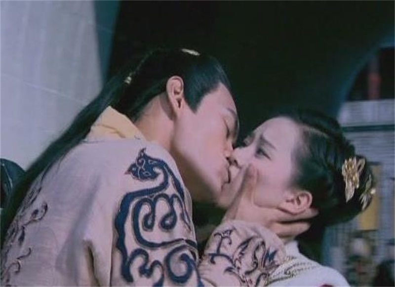 8大当红女星的“处女吻”，赵丽颖杨幂郑爽居然被他夺走初吻