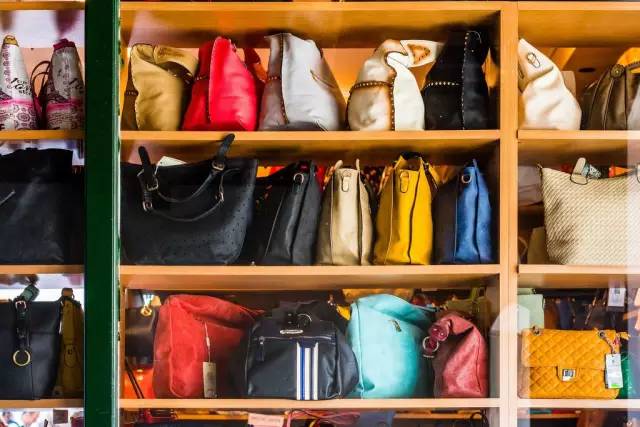 厉害了姐丨“白富美”代购卖包包赚了700万元，最终把自己送进了监狱！然而，这种套路并不少见！