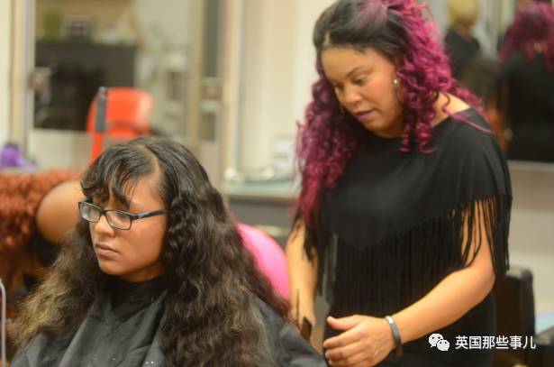 这群美发师不会向你推销会员卡，她们找你套近乎，很可能是要救你的命