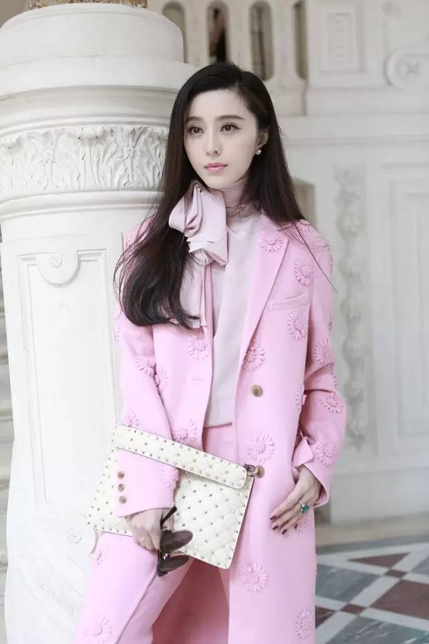 焦糖色大衣搭配什么包包好看,奢品包包如何穿搭