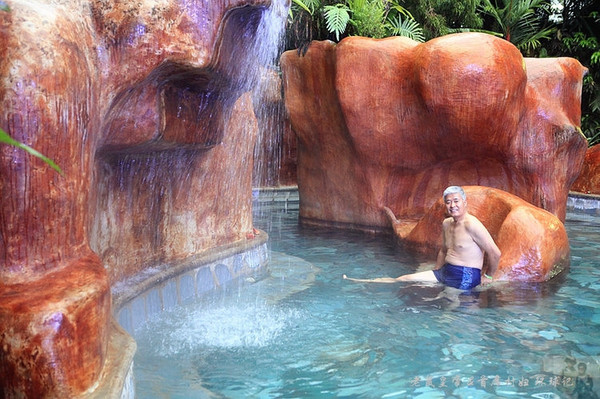 泡温泉享受的过程,泡完温泉吃自助餐