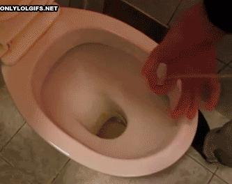 美女这样上厕所，太有技术含量了