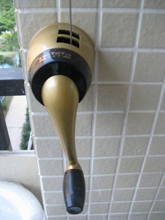 安装手摇晾衣架师傅,老公帮忙装挂衣架