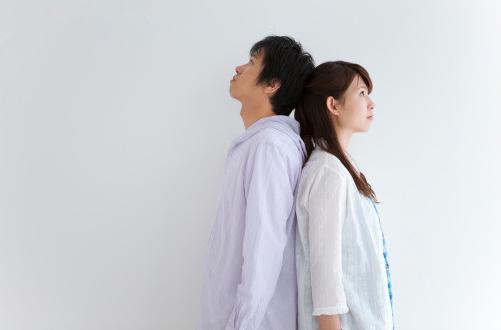 老公经常几百几百的出手，还吃喝赌的我偷拿他一百就生气了