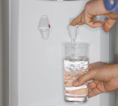 饮水机漏水是不是管子安错了,如何解决饮水机漏水问题