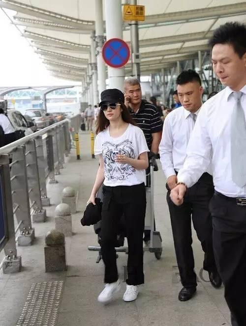 刘亦菲穿衣造型接地气,刘亦菲恋爱通告素颜照