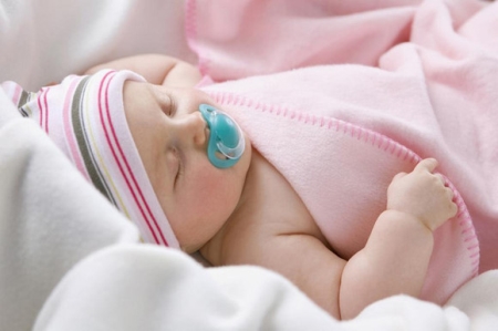 怎样预防宝宝踢被着凉,宝宝睡觉防踢被小妙招