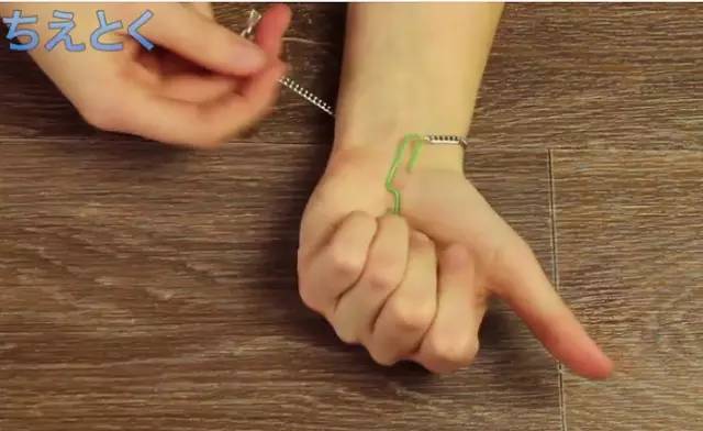 手链自己戴超难扣,手链s扣怎么戴上去不容易掉