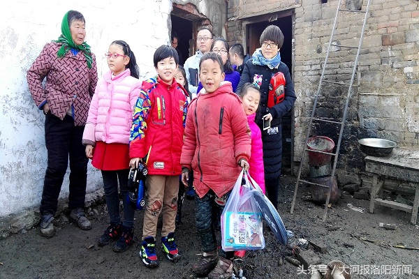 跑了大半个洛阳城买礼物—拿到新年礼物,孩子们笑了,家长却哭了