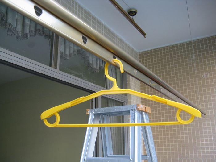 安装手摇晾衣架师傅,老公帮忙装挂衣架