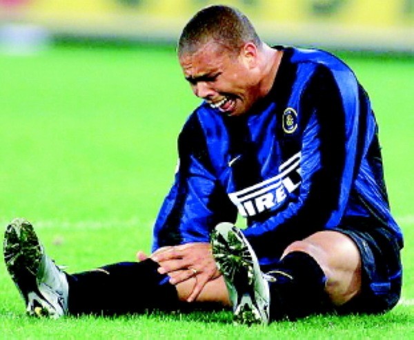 天下足球世界杯十大悲情人物,足坛十大悲情瞬间