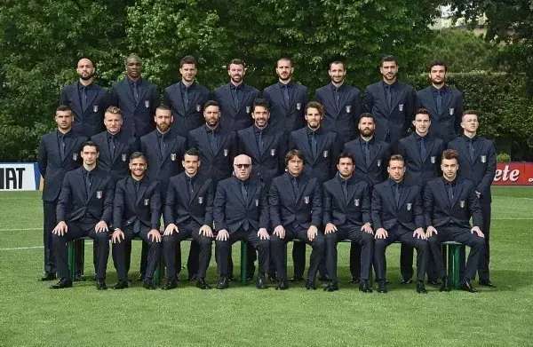 踢足球是真的帅,足球运动员帅气西装照