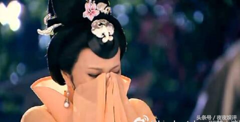 83年春晚报幕刘晓庆,刘晓庆唱哭全场视频