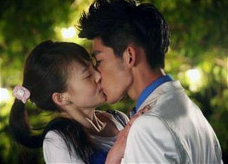 8大当红女星的“处女吻”，赵丽颖杨幂郑爽居然被他夺走初吻