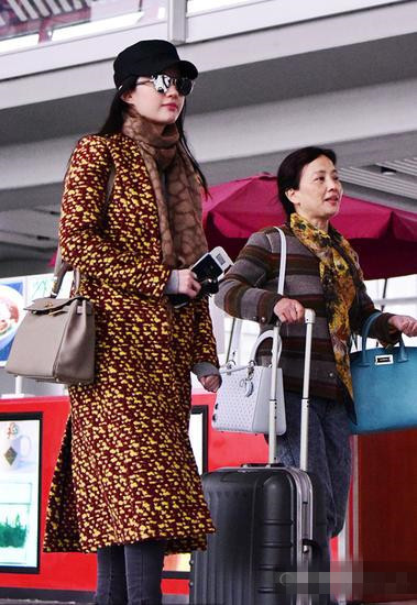 刘亦菲穿衣造型接地气,刘亦菲恋爱通告素颜照