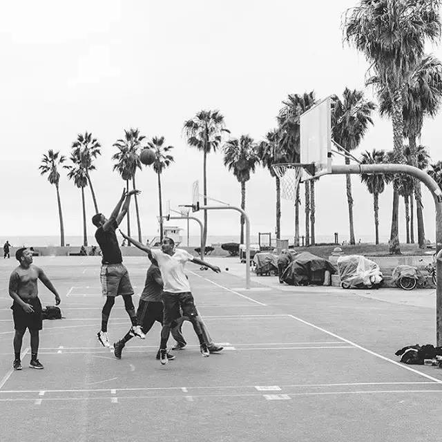 儿童篮球原地运球基本功教学,篮球8-10岁原地运球基本功