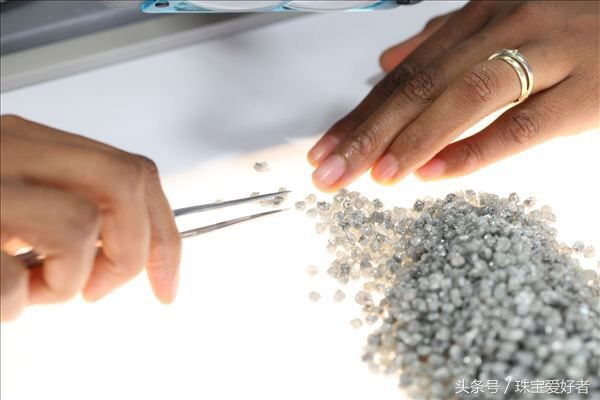 想买二手钻戒怎么辨别真假,买钻戒会买到二手钻吗