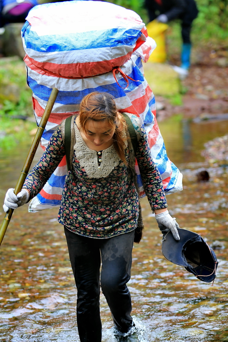 西部刀手，行走于中国道教神山四川洪雅瓦屋山，暗藏杀伐之气！