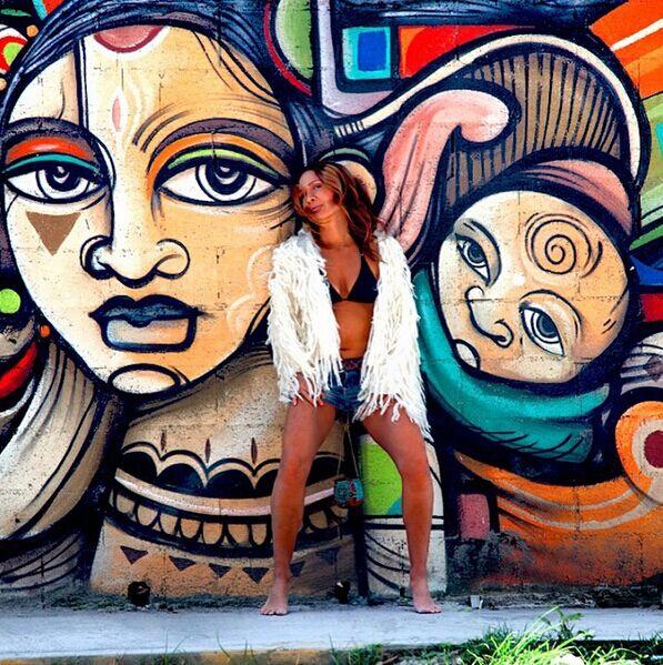 这个自创“马赛克”举重*法大**的美女，吊着各样重物环游了世界