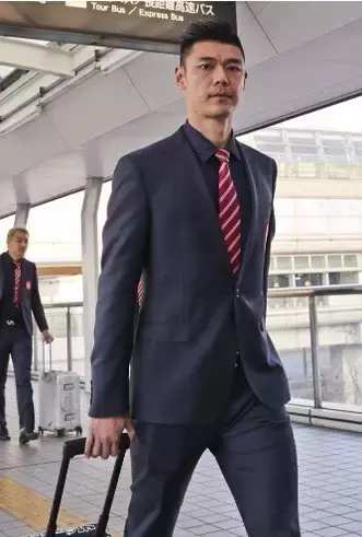 踢足球是真的帅,足球运动员帅气西装照